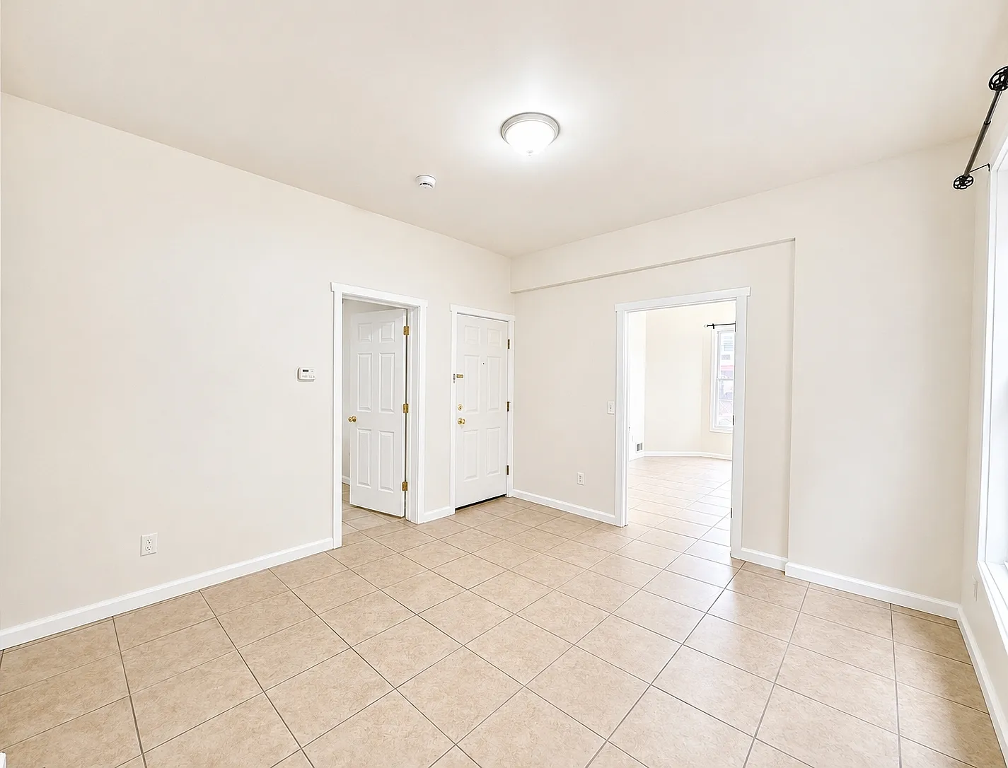 3 bed, 1000 sqft, $2,700 — Photo 3