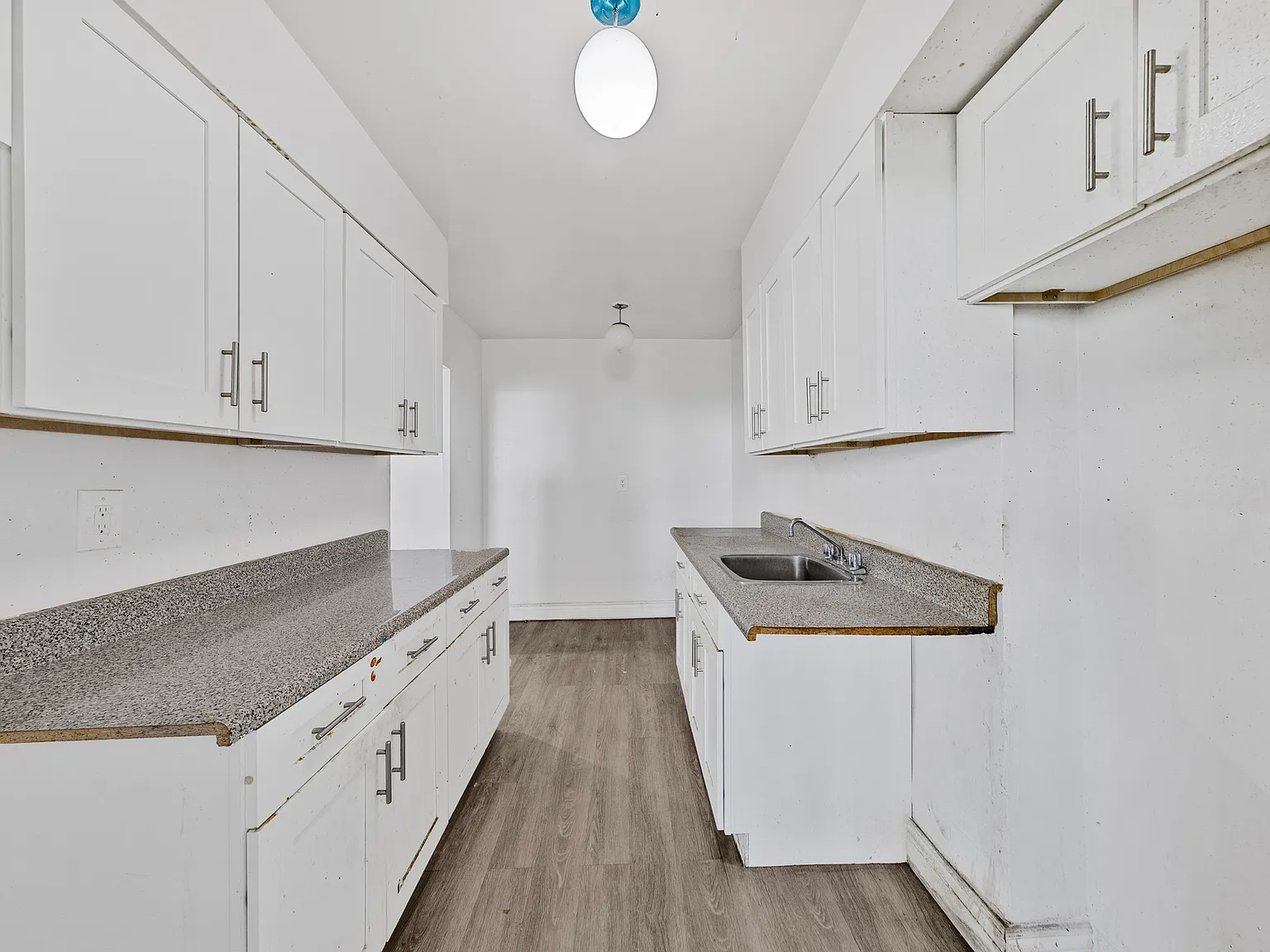 65 Thorncliffe Park Drive Toronto — Photo 1