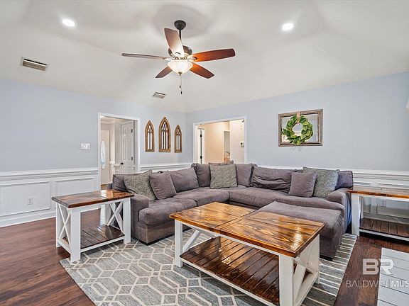 5th image of 3928 Blakewood Dr W