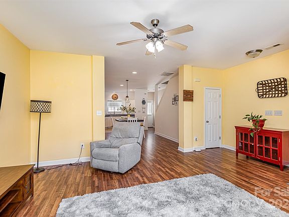 5th image of 105 Village Pl