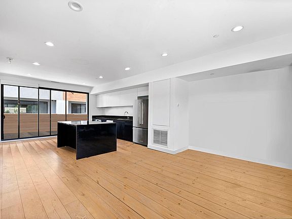 3rd image of 866 S Wilton Pl