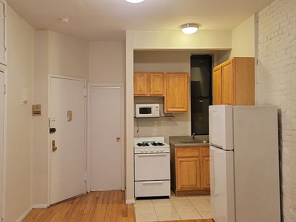4th image of 1713 2nd Ave #3R