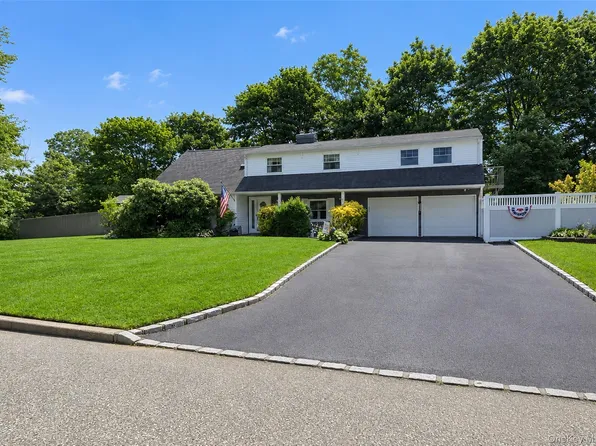 30 Hackberry Lane, Holbrook, NY 11741