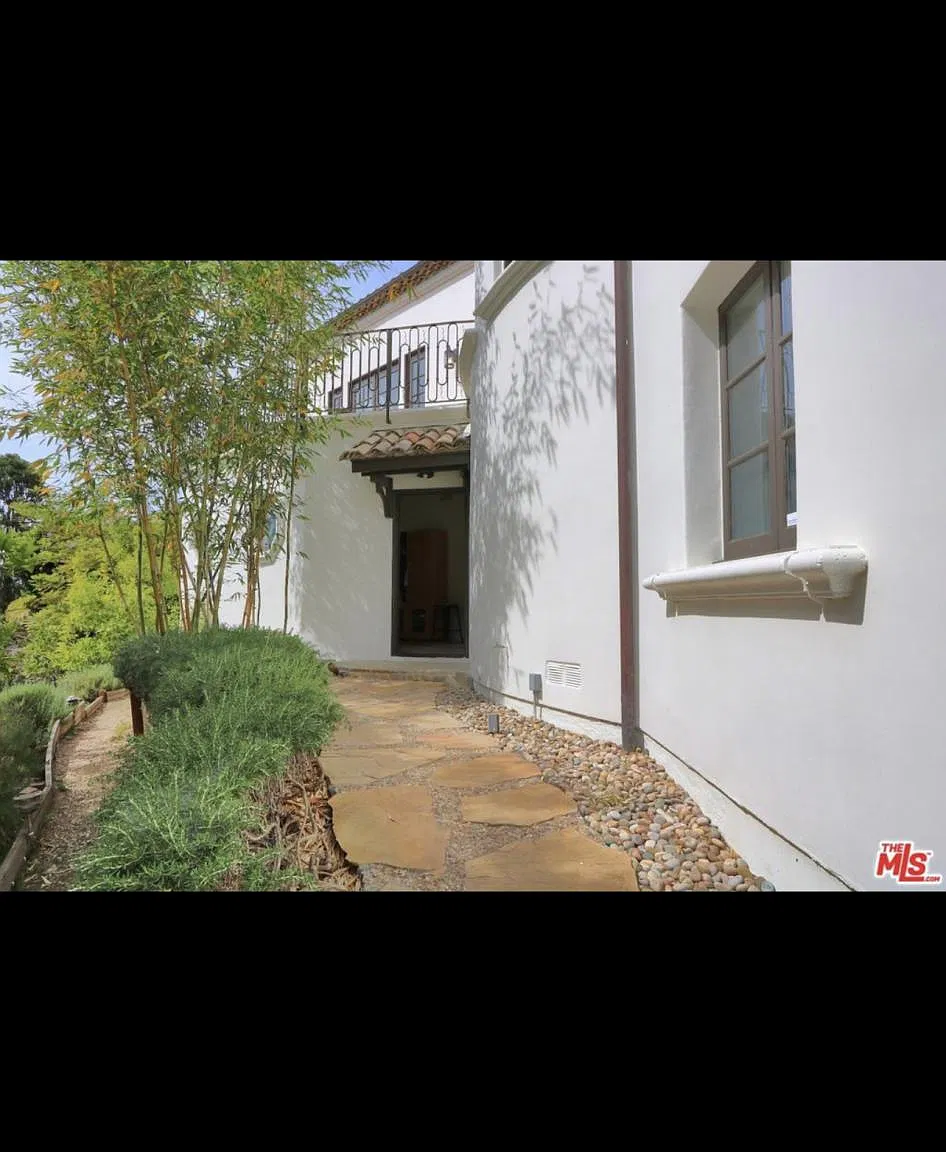 Studio, 600 sqft, $1,990 — Photo 3