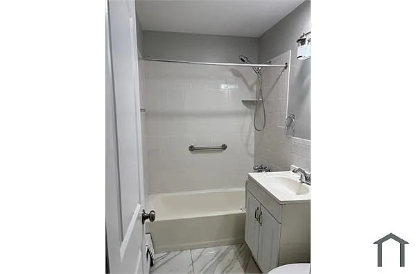 Building Photo - 4621 Carpenter Ave #2