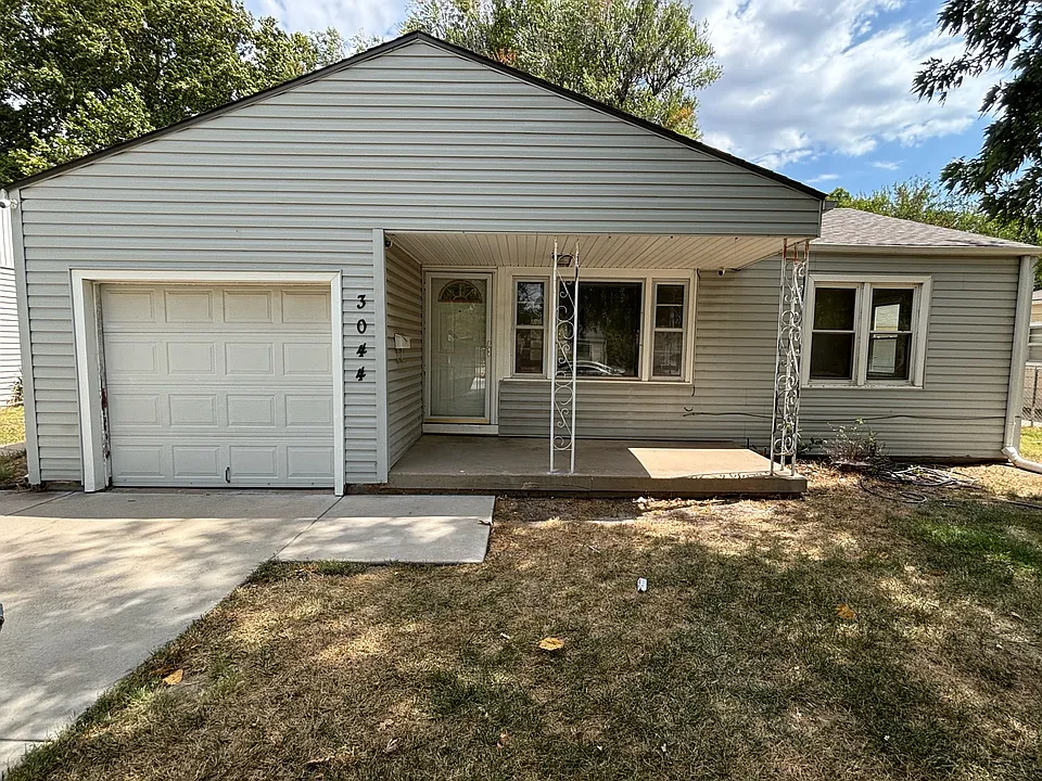 3044 S Fern Ave