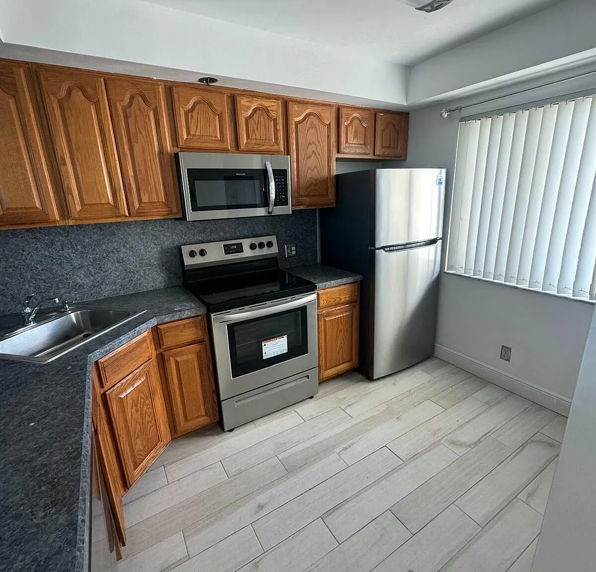 2 bed, 2.0 bath, 1042 sqft, $2,100 — Photo 3