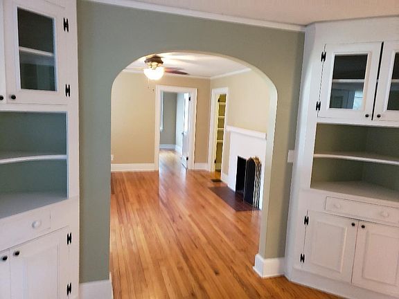 Dining room/living room.