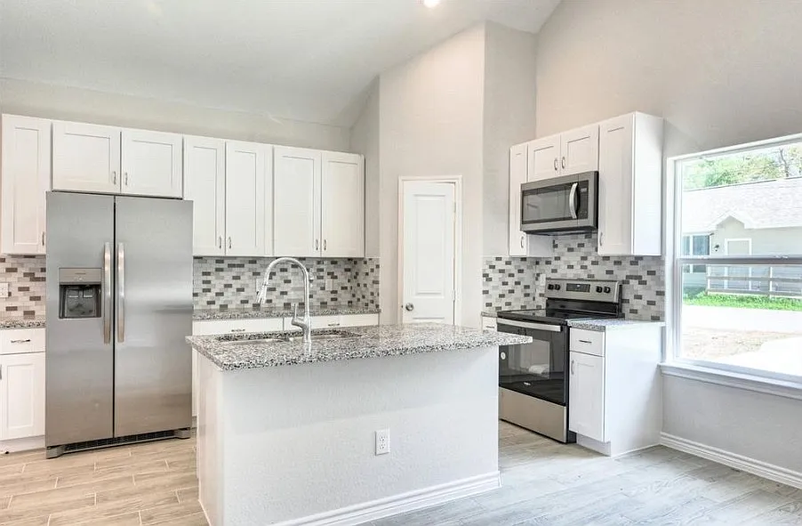 3 bed, 1000 sqft, $1,450 — Photo 2