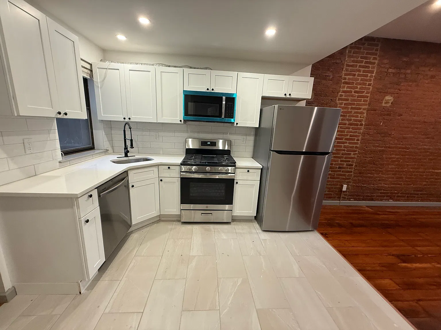 2 bed, 900 sqft, $3,050 — Photo 2