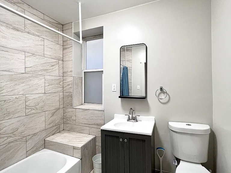1708 S Carpenter St #1F — Photo 9