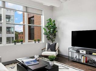900 W Dakin St #302, Chicago, IL 60613