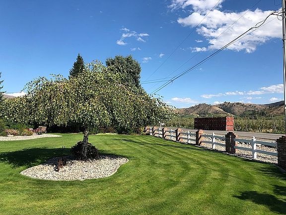View of quiet dead end road