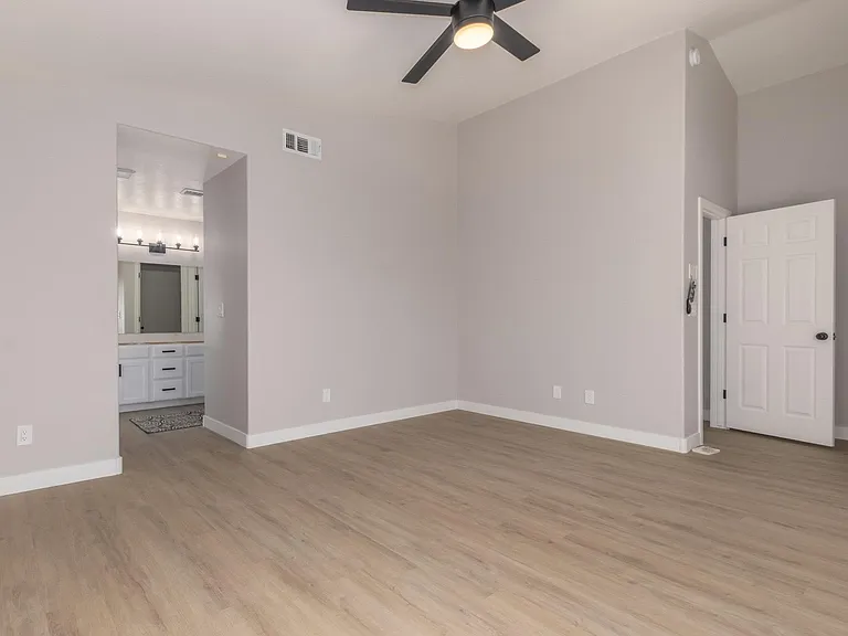 8635 W Paradise Ln — Photo 12