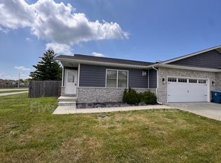 1203 Hawthorn Ct, Chatham, IL 62629