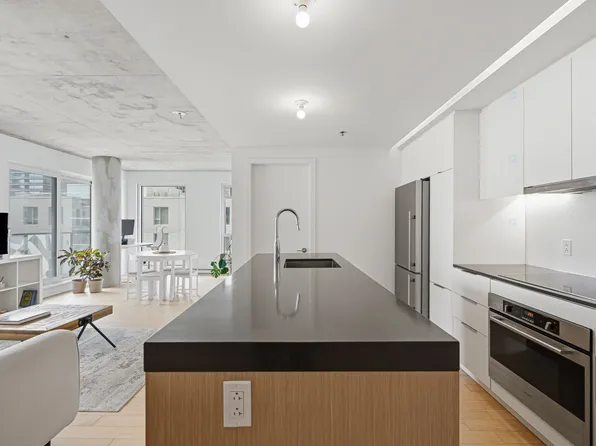 101 Rue Peel #751, Montreal, QC H3C 0Y1