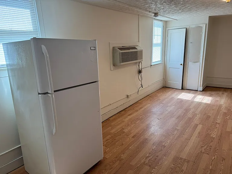 123 W Burke St — Photo 10