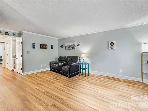 5th image of 806 Colony Oaks Dr
