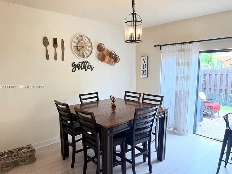 370 NE 37th Pl — Photo 10