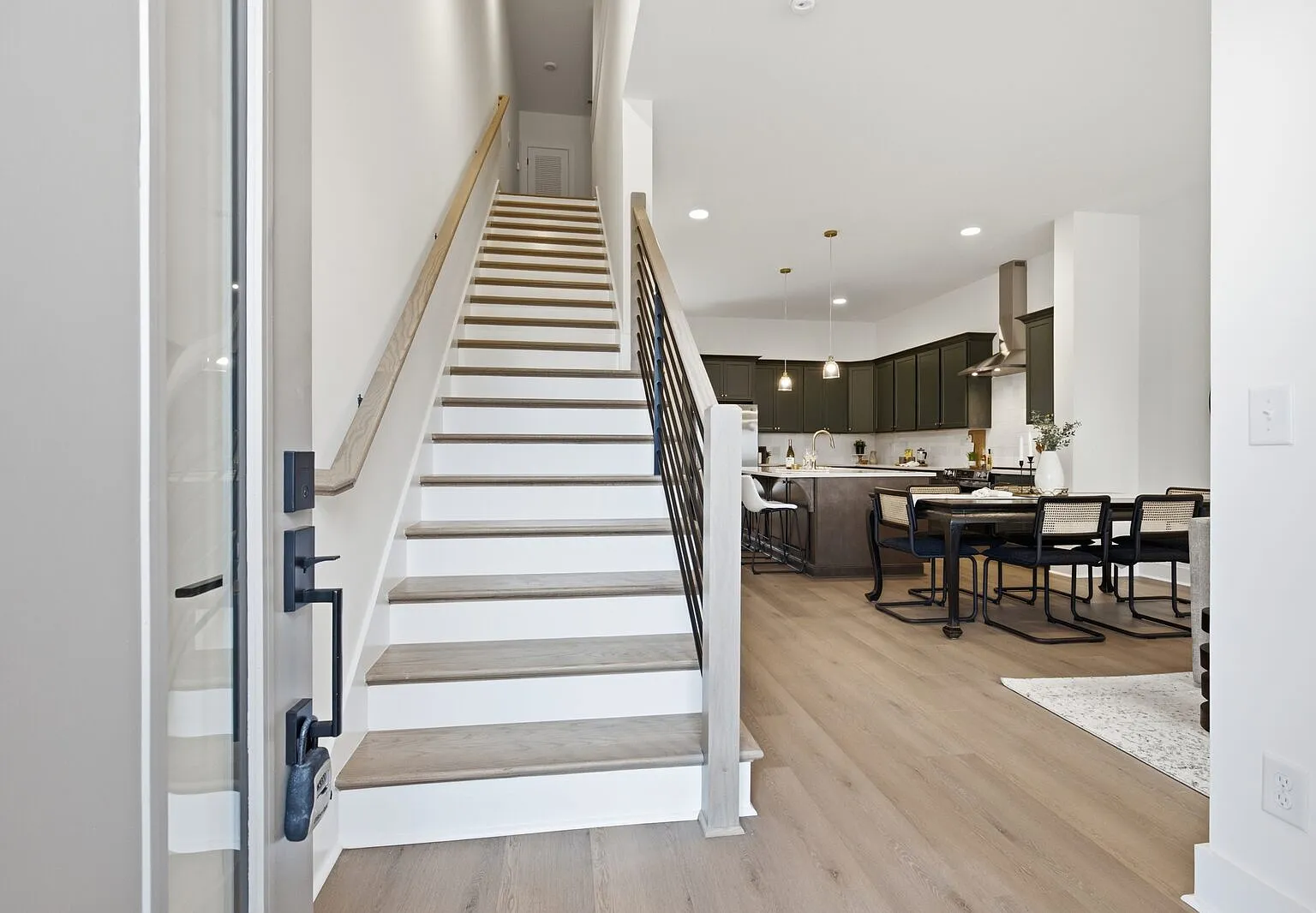 4 bed, 3.5 bath, 2825 sqft, $3,300 — Photo 4