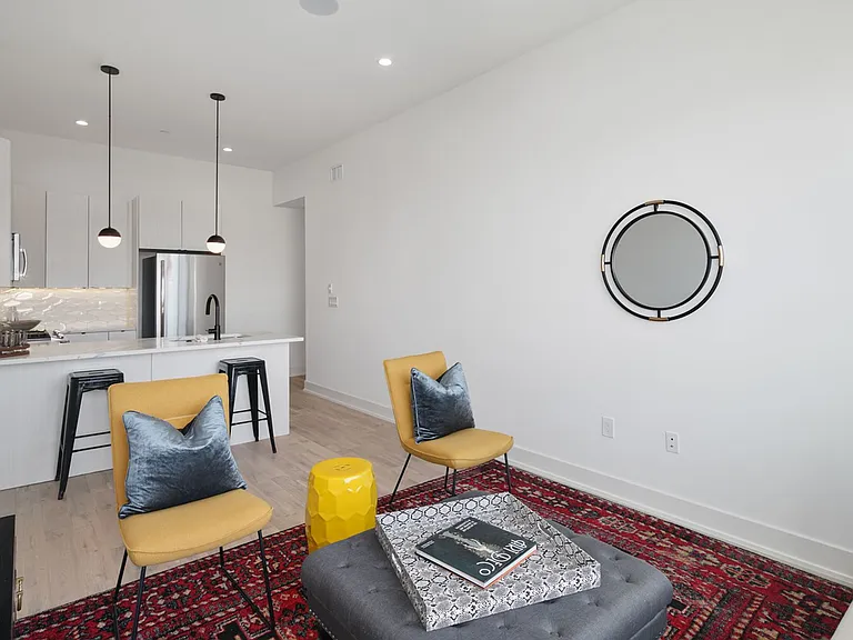 Stunning Apartment on Snyder Ave — Photo 24