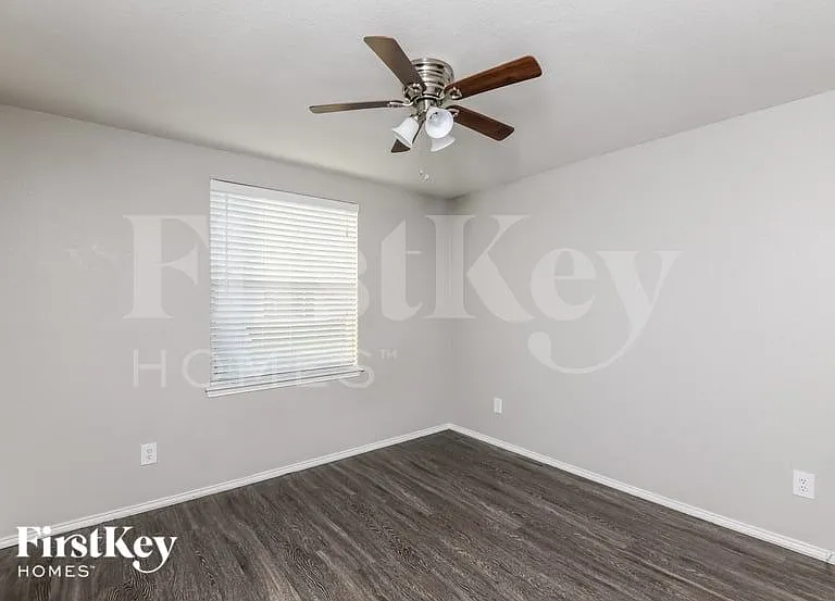 1604 Alcazar Plz — Photo 10