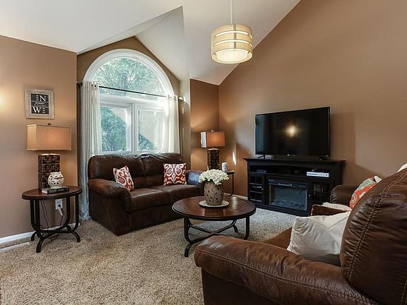 3rd image of 2408 NE Bridgeport Dr
