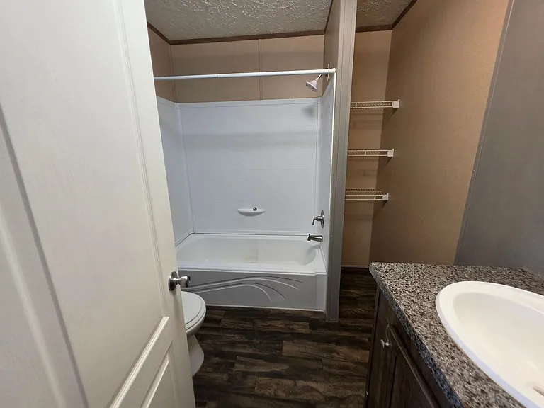 3206 E Elm St — Photo 3