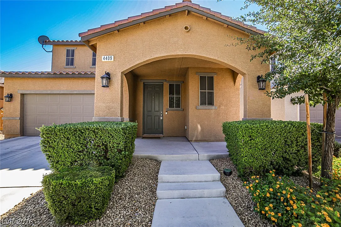 3 bed, 2.5 bath, 2441 sqft, $2,350 — Photo 2
