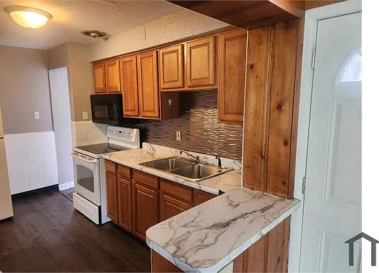 9240 Edna St — Photo 3