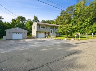 75 Hickory Rd, Highland Lakes, NJ 07422