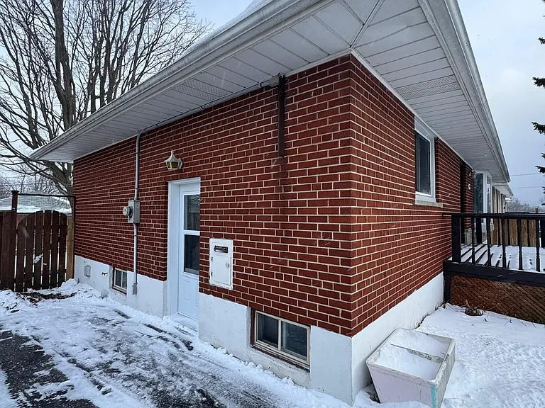 1467 Oxford St — Photo 2