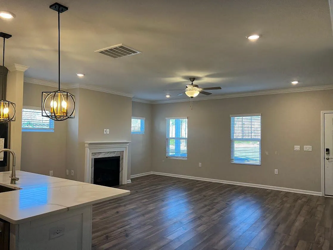 4 bed, 3.0 bath, 2600 sqft, $2,795 — Photo 4
