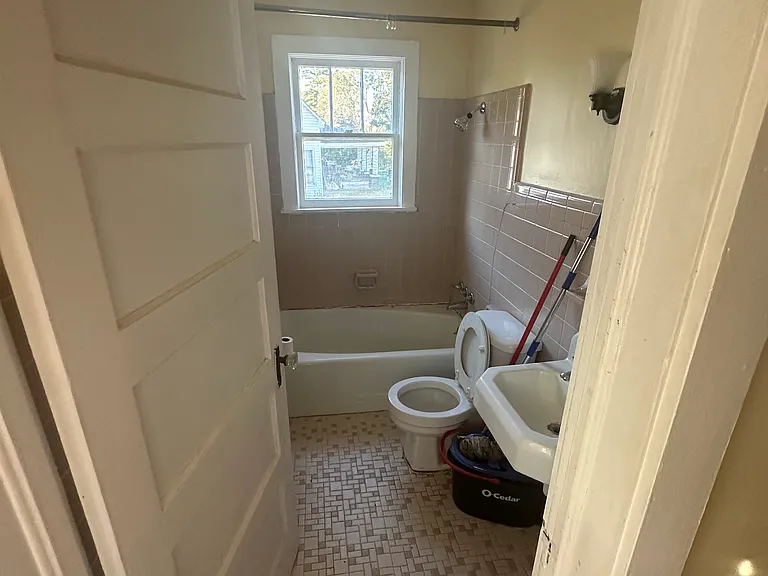 93 W Railroad St #B — Photo 7