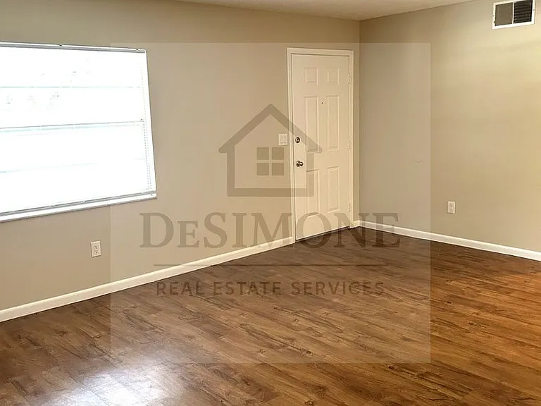 906 NE 3rd St — Photo 4