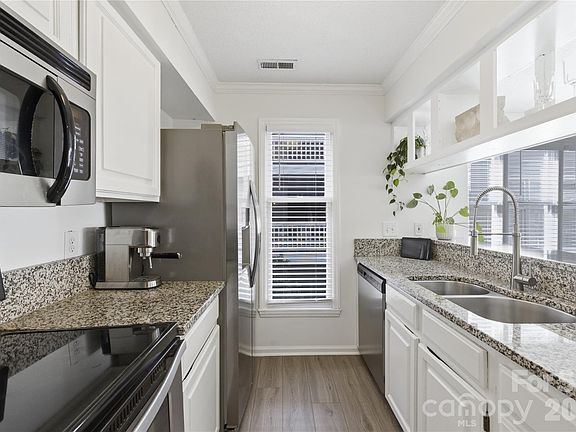 5th image of 308 Queens Rd APT 32