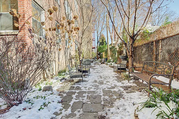 Sold by Akam Sales and Brokerage | media 31