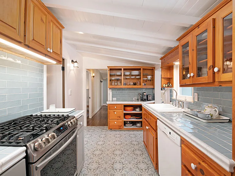 540 Periwinkle Ln — Photo 4