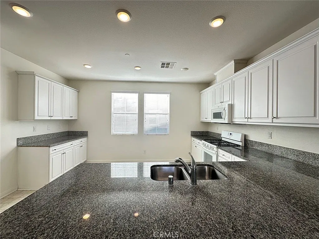4 bed, 3.5 bath, 2300 sqft, $3,550 — Photo 4