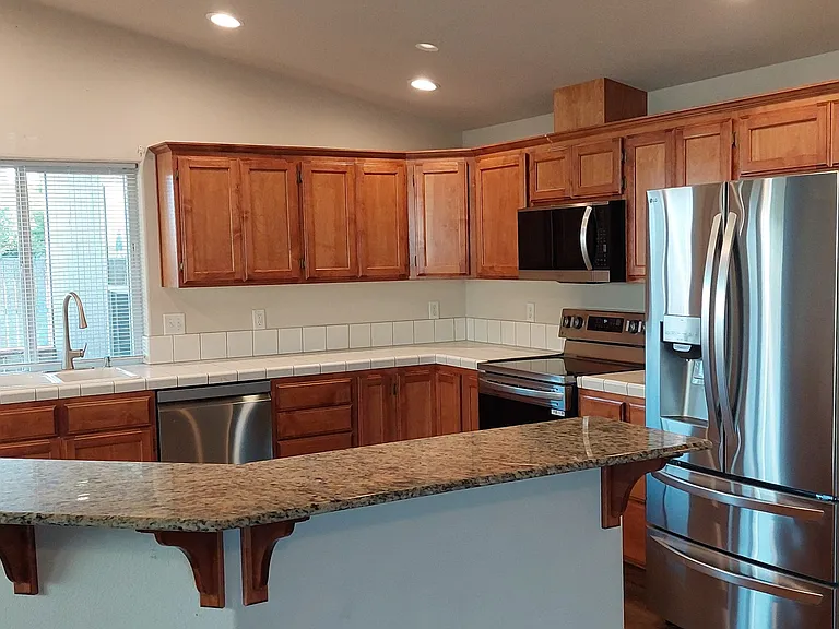 2102 Lara Ln — Photo 8