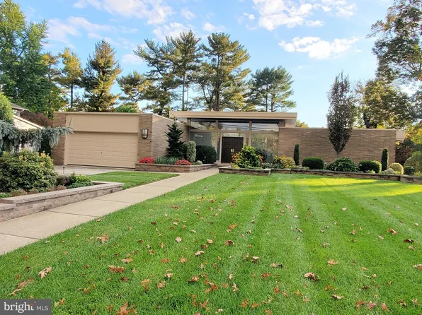 1743 Country Club Dr, Cherry Hill, NJ 08003