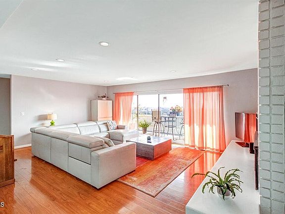 3rd image of 1028 Glen Oaks Blvd
