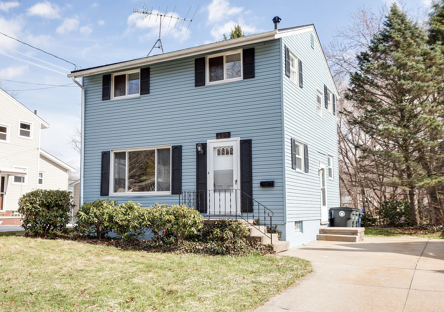 Charming 3-Bed Home with New Kitchen, Fresh Finishes & Big Backyard on a Quiet Dead-End Street — Photo 2