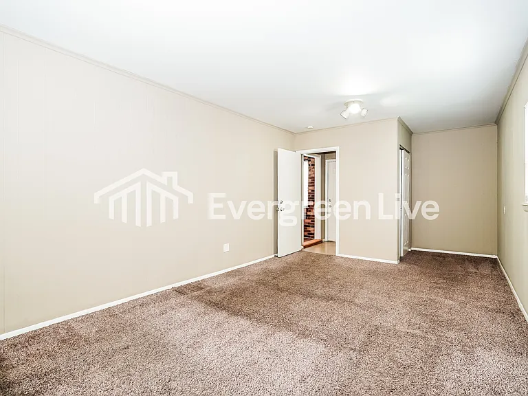 2644 Queensway Dr — Photo 12