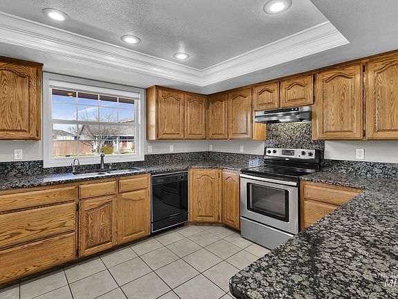 5th image of 613 W Bridger Ave