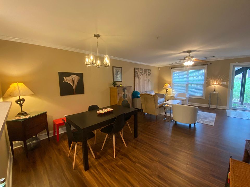 Dining area. Table can expand to comfortably seat 8.
