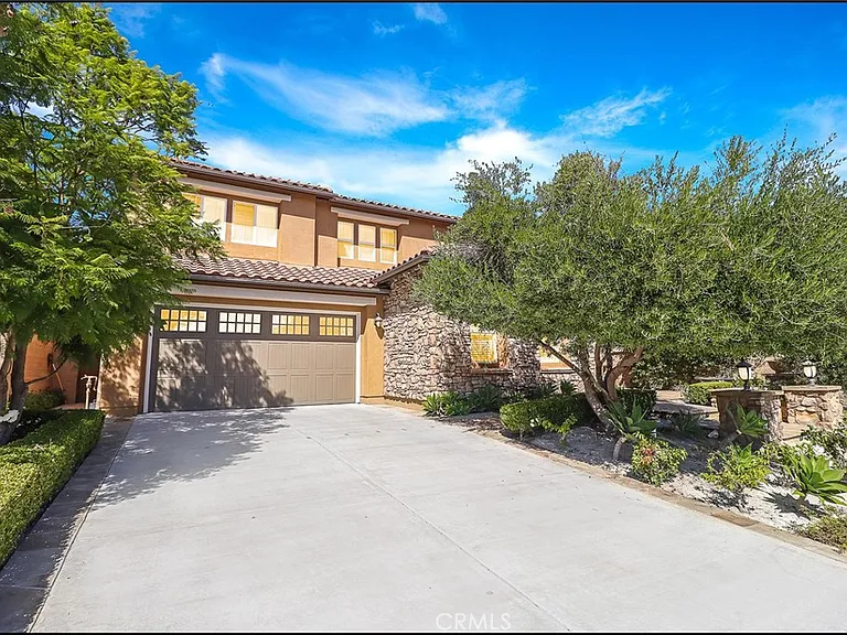 47 Santa Barbara Dr — Photo 1