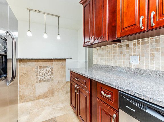 4th image of 7648 W Oakton St