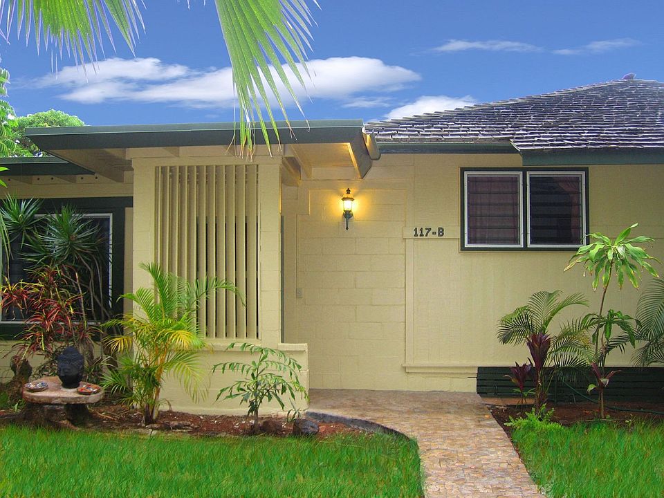 Great family home just one block from the beach!