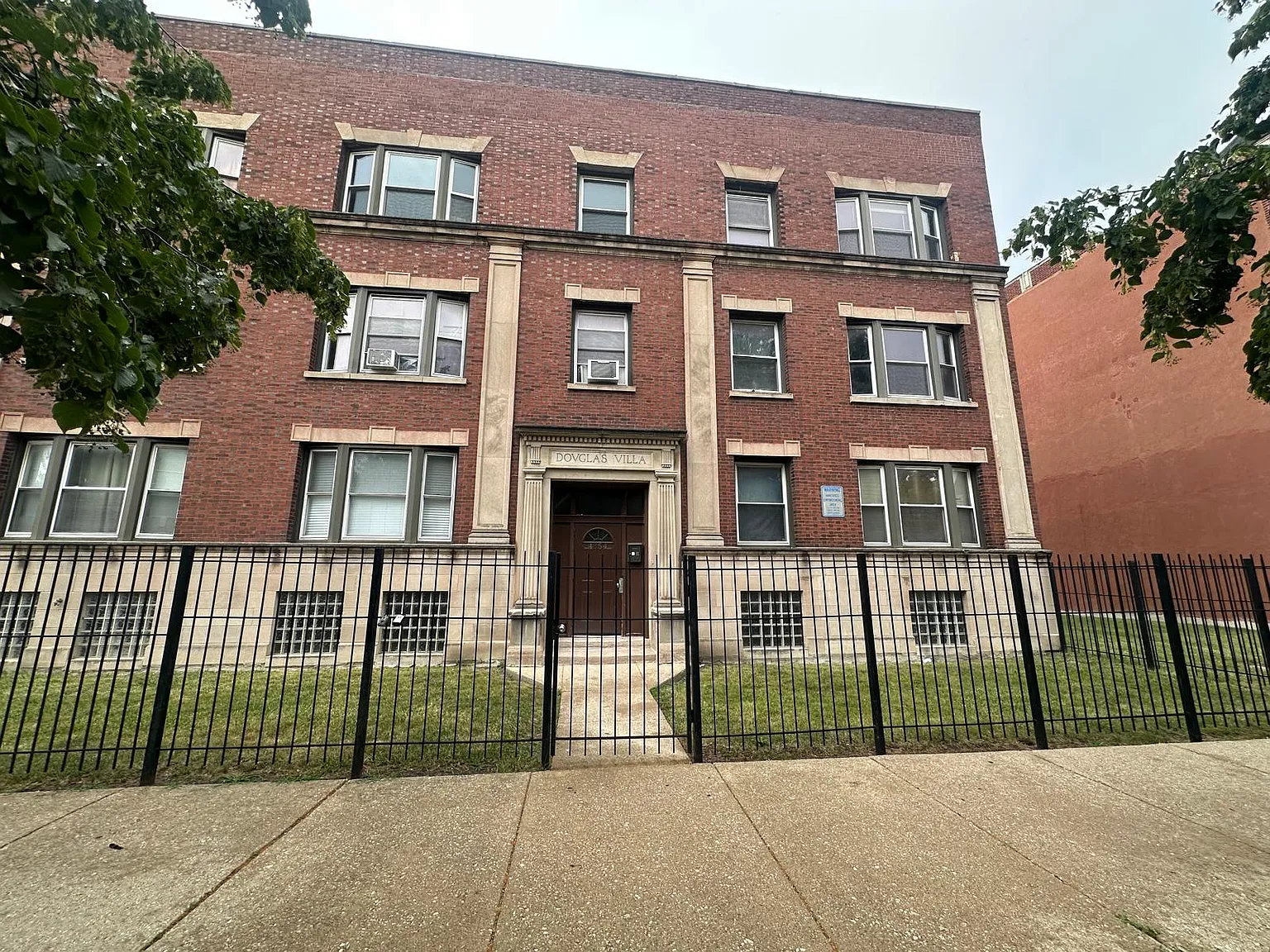 3 bed, 900 sqft, $1,600 — Photo 1